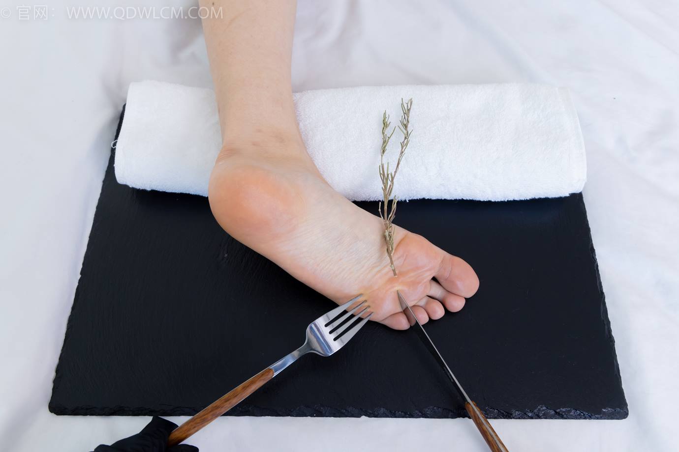 图片[105]-物恋传媒 NO.2299 泡泡-板鞋、白棉袜、裸足、裸足刀叉摆盘剧情[208P] – 速更版-美库