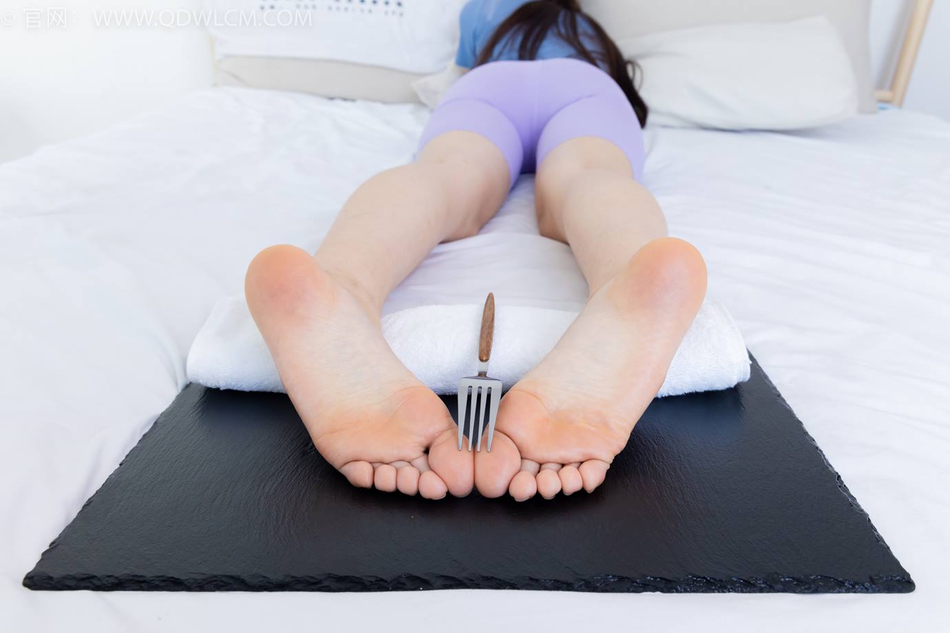 图片[115]-物恋传媒 NO.2299 泡泡-板鞋、白棉袜、裸足、裸足刀叉摆盘剧情[208P] – 速更版-美库