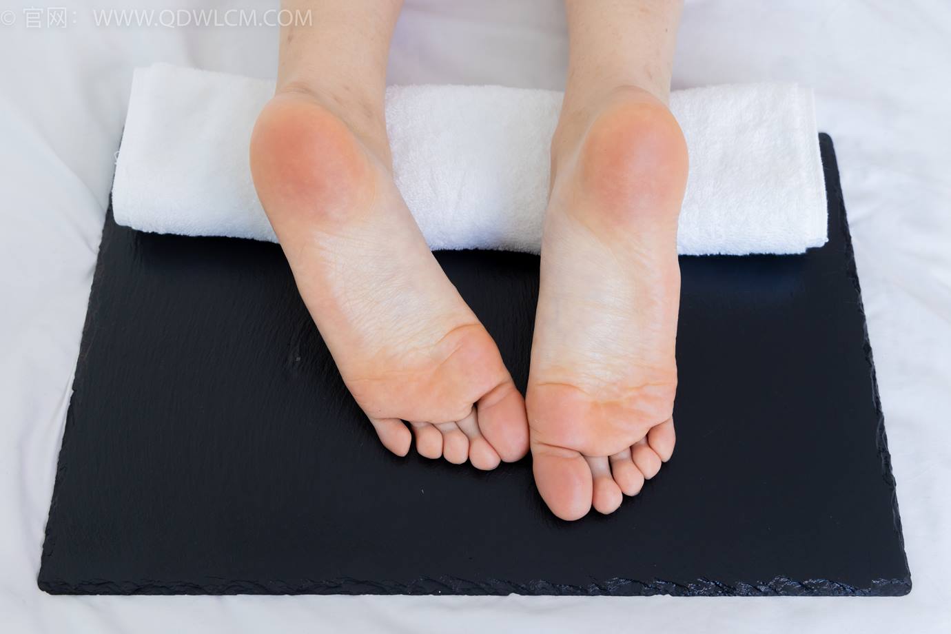 图片[133]-物恋传媒 NO.2299 泡泡-板鞋、白棉袜、裸足、裸足刀叉摆盘剧情[208P] – 速更版-美库