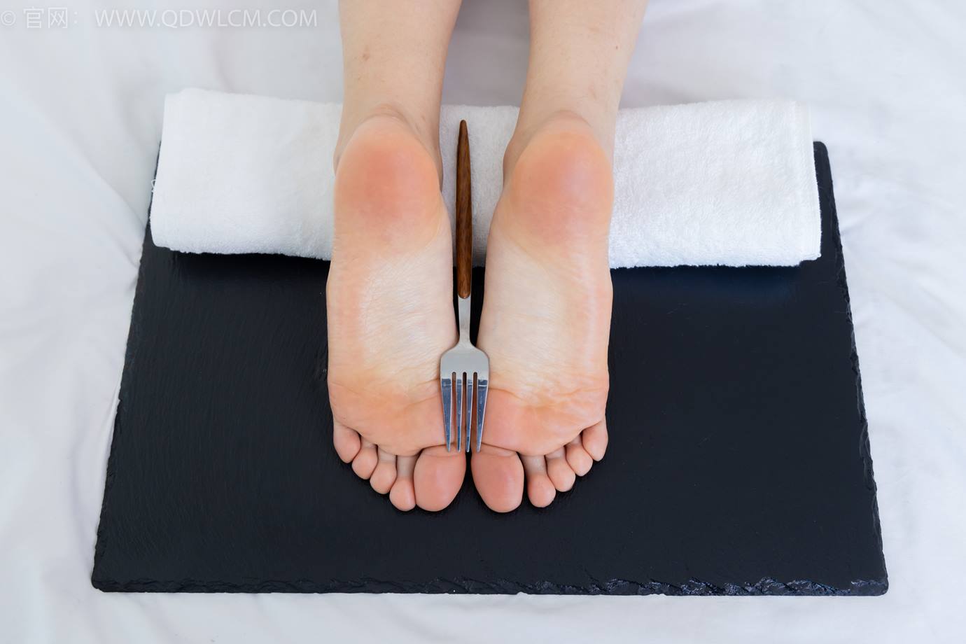 图片[153]-物恋传媒 NO.2299 泡泡-板鞋、白棉袜、裸足、裸足刀叉摆盘剧情[208P] – 速更版-美库