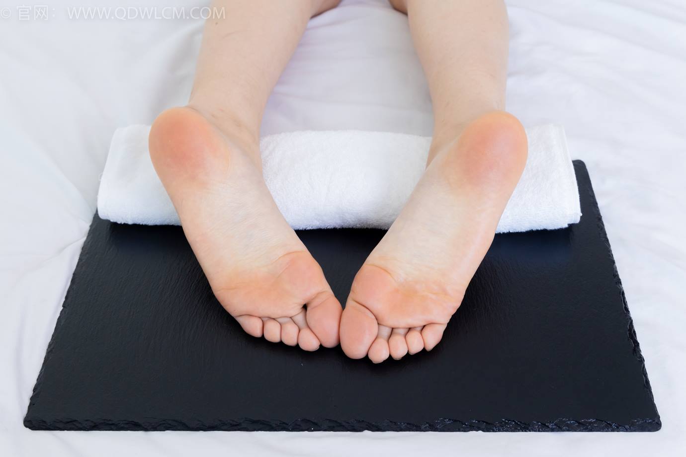 图片[157]-物恋传媒 NO.2299 泡泡-板鞋、白棉袜、裸足、裸足刀叉摆盘剧情[208P] – 速更版-美库