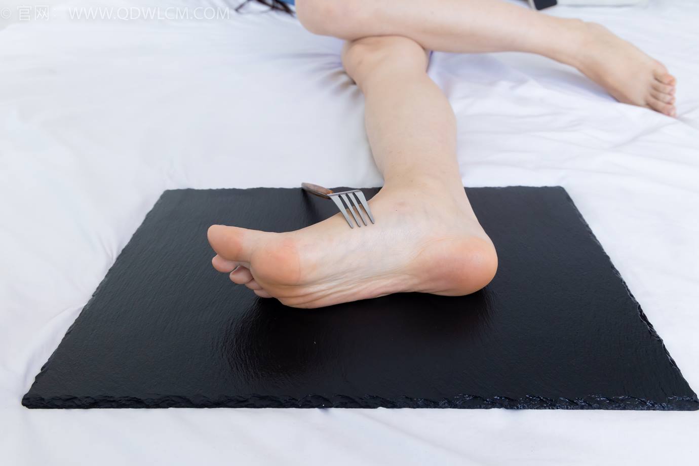 图片[165]-物恋传媒 NO.2299 泡泡-板鞋、白棉袜、裸足、裸足刀叉摆盘剧情[208P] – 速更版-美库
