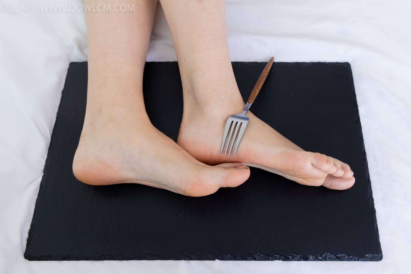 图片[171]-物恋传媒 NO.2299 泡泡-板鞋、白棉袜、裸足、裸足刀叉摆盘剧情[208P] – 速更版-美库