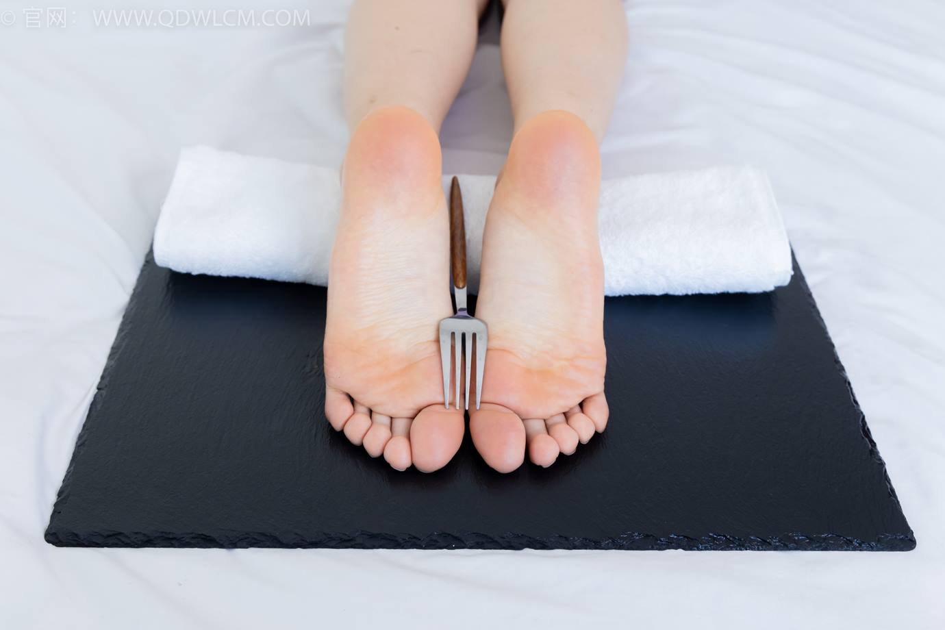 图片[174]-物恋传媒 NO.2299 泡泡-板鞋、白棉袜、裸足、裸足刀叉摆盘剧情[208P] – 速更版-美库