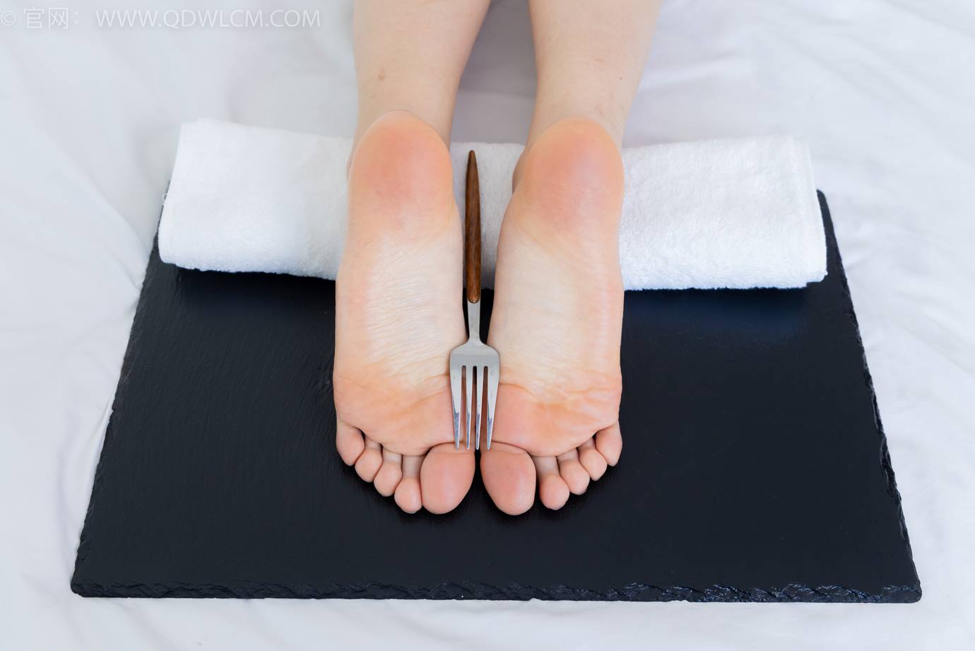 图片[179]-物恋传媒 NO.2299 泡泡-板鞋、白棉袜、裸足、裸足刀叉摆盘剧情[208P] – 速更版-美库