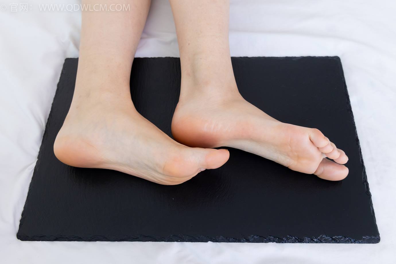 图片[183]-物恋传媒 NO.2299 泡泡-板鞋、白棉袜、裸足、裸足刀叉摆盘剧情[208P] – 速更版-美库