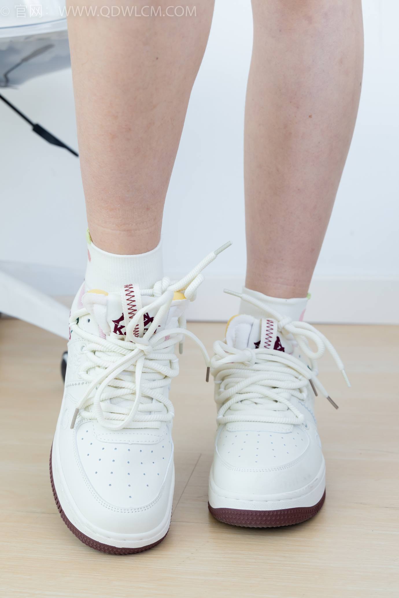 图片[202]-物恋传媒 NO.2299 泡泡-板鞋、白棉袜、裸足、裸足刀叉摆盘剧情[208P] – 速更版-美库