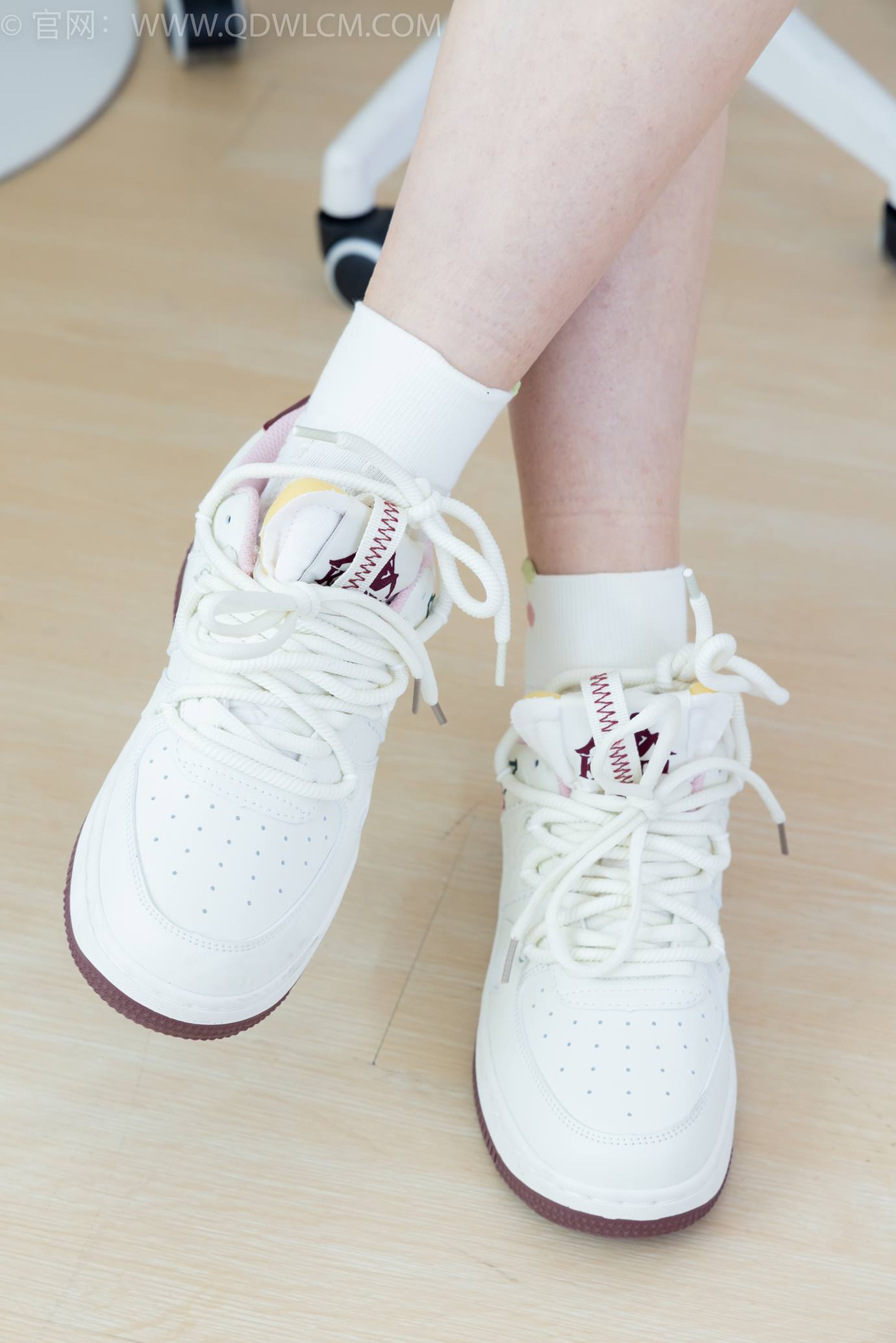 图片[203]-物恋传媒 NO.2299 泡泡-板鞋、白棉袜、裸足、裸足刀叉摆盘剧情[208P] – 速更版-美库