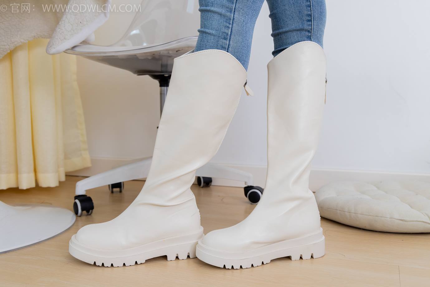 图片[10]-物恋传媒 NO.2302 恬恬-长靴、厚白丝、裤里丝、瑜伽动作老头乐挠脚剧情[115P] – 速更版-美库