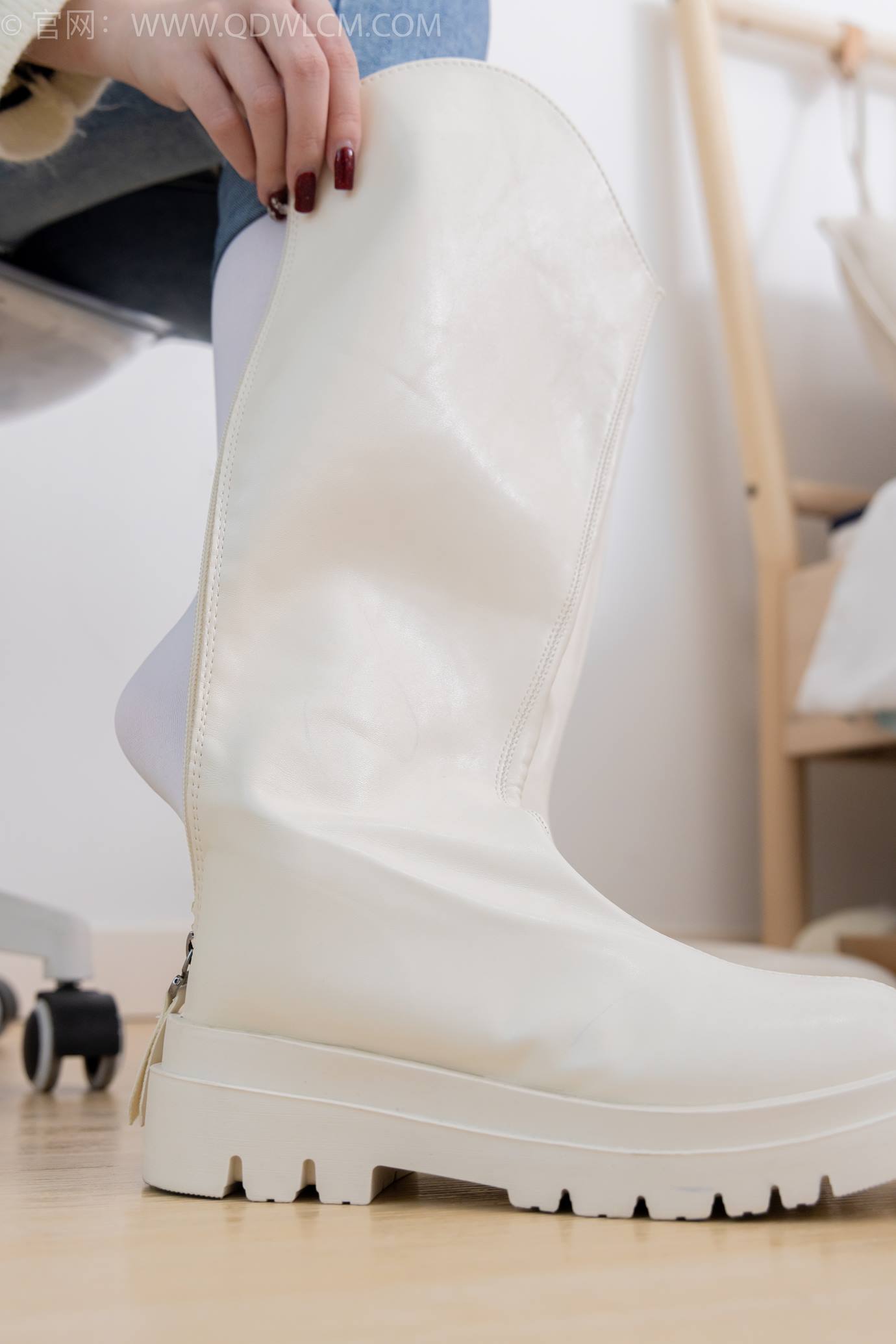 图片[115]-物恋传媒 NO.2302 恬恬-长靴、厚白丝、裤里丝、瑜伽动作老头乐挠脚剧情[115P] – 速更版-美库