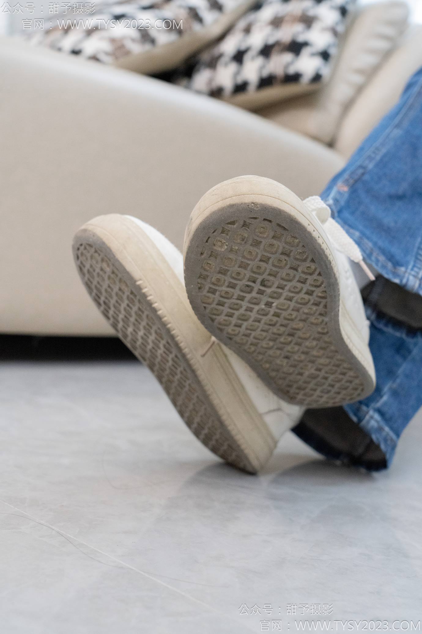 图片[17]-甜予摄影 NO.132 诺诺-板鞋、白棉袜、裸足[97P] – 速更版-美库