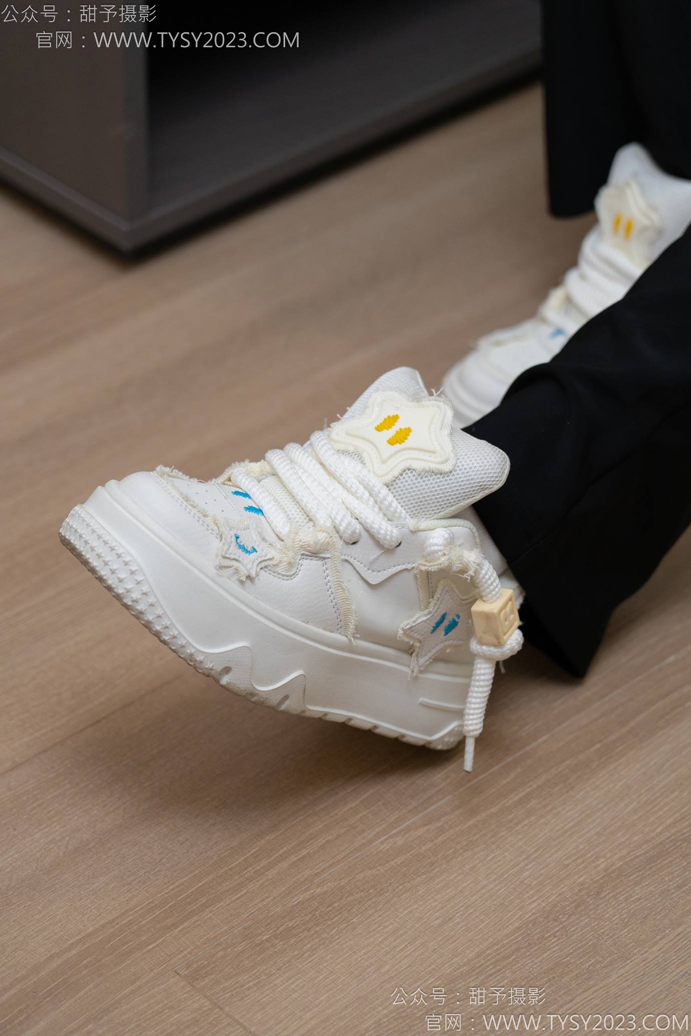 图片[16]-甜予摄影 NO.135 思思-板鞋、白棉袜、裸足[110P] – 速更版-美库