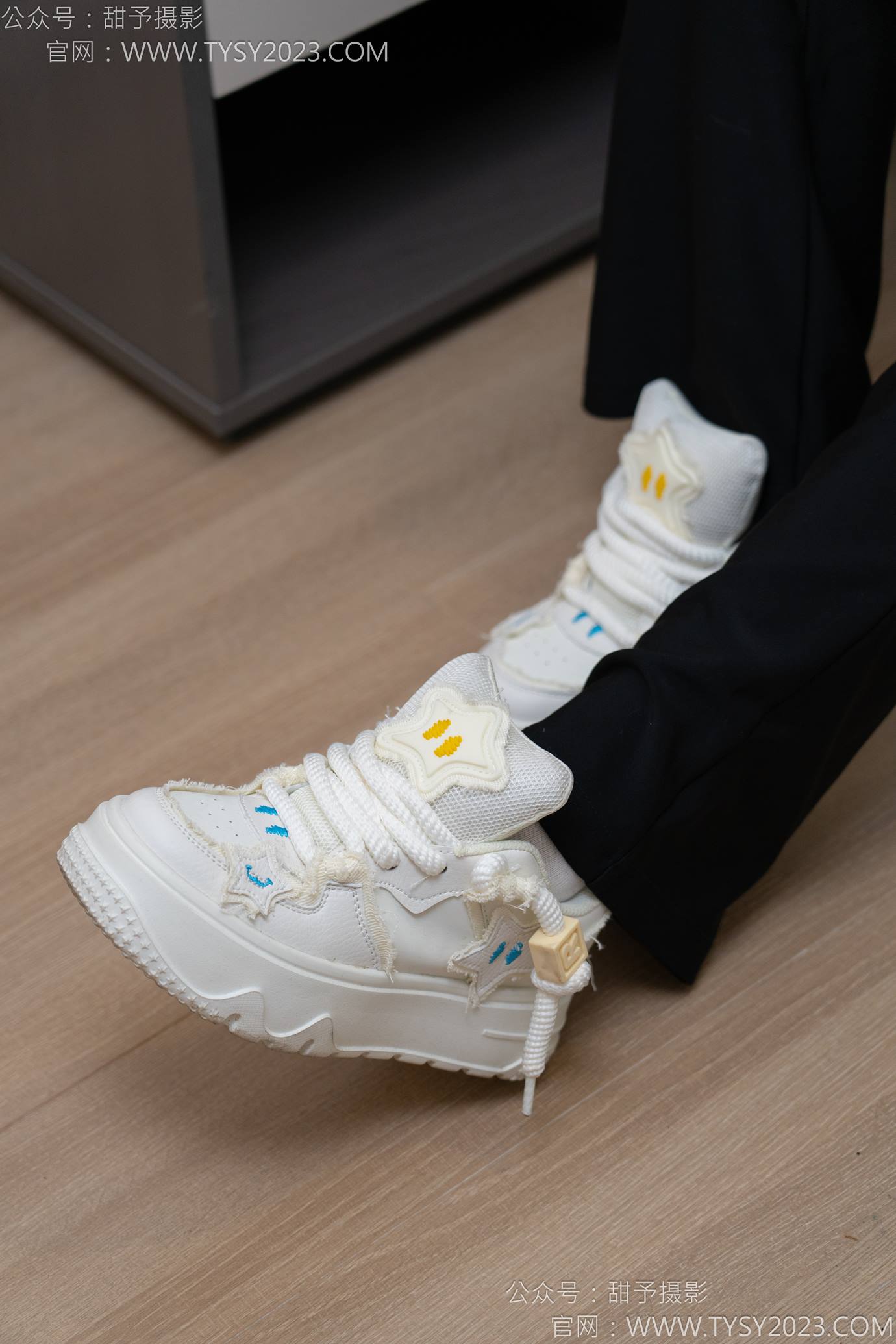 图片[18]-甜予摄影 NO.135 思思-板鞋、白棉袜、裸足[110P] – 速更版-美库