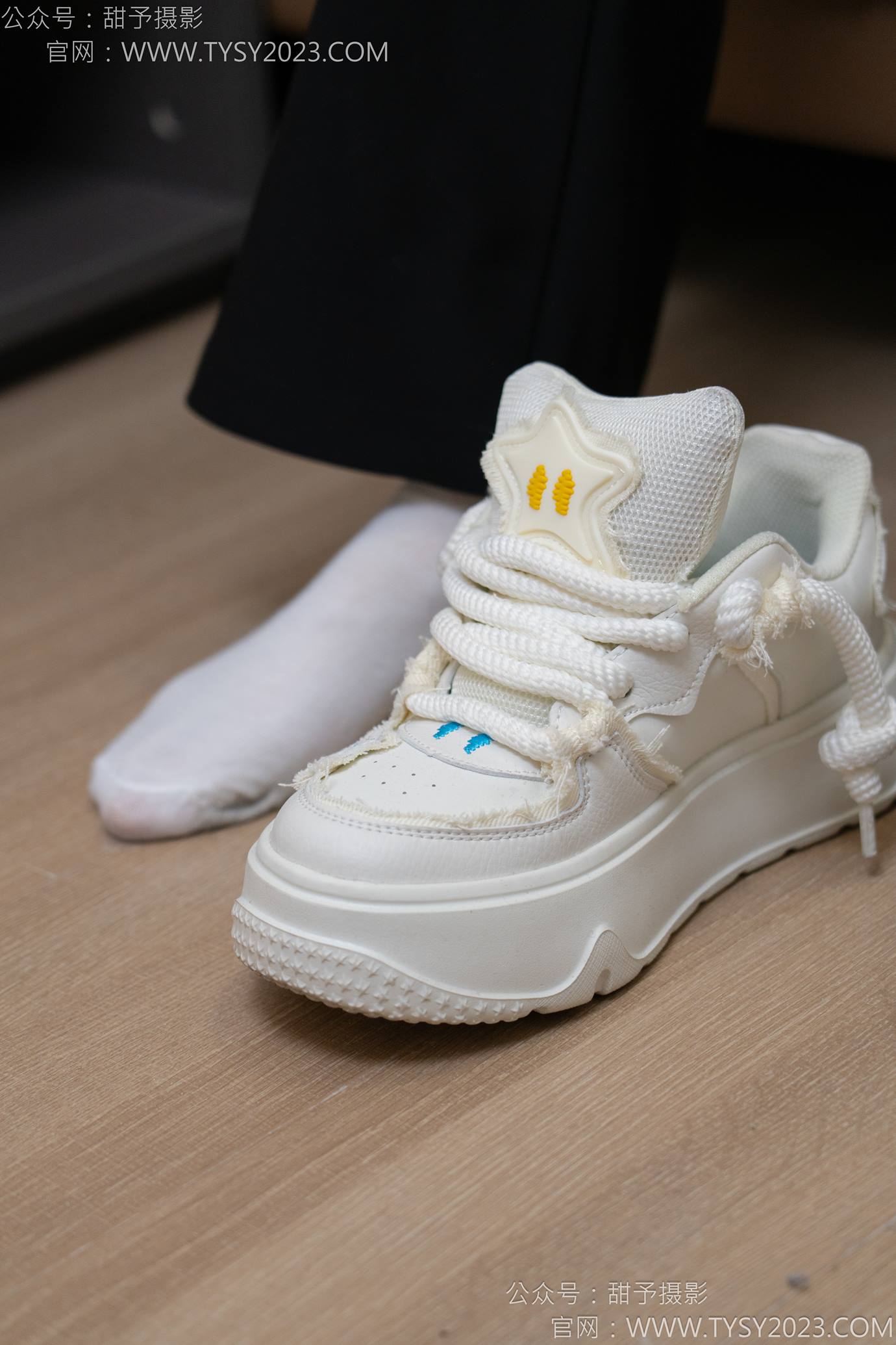 图片[23]-甜予摄影 NO.135 思思-板鞋、白棉袜、裸足[110P] – 速更版-美库