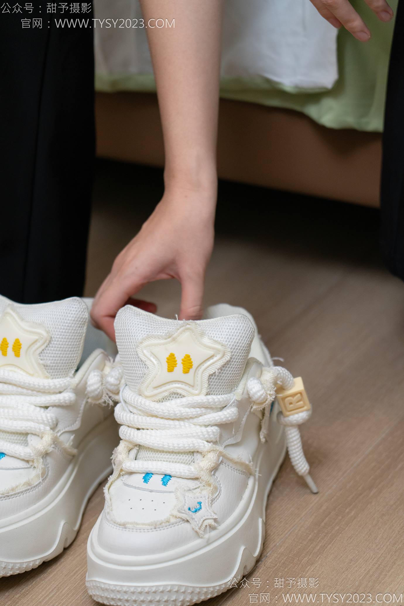 图片[24]-甜予摄影 NO.135 思思-板鞋、白棉袜、裸足[110P] – 速更版-美库