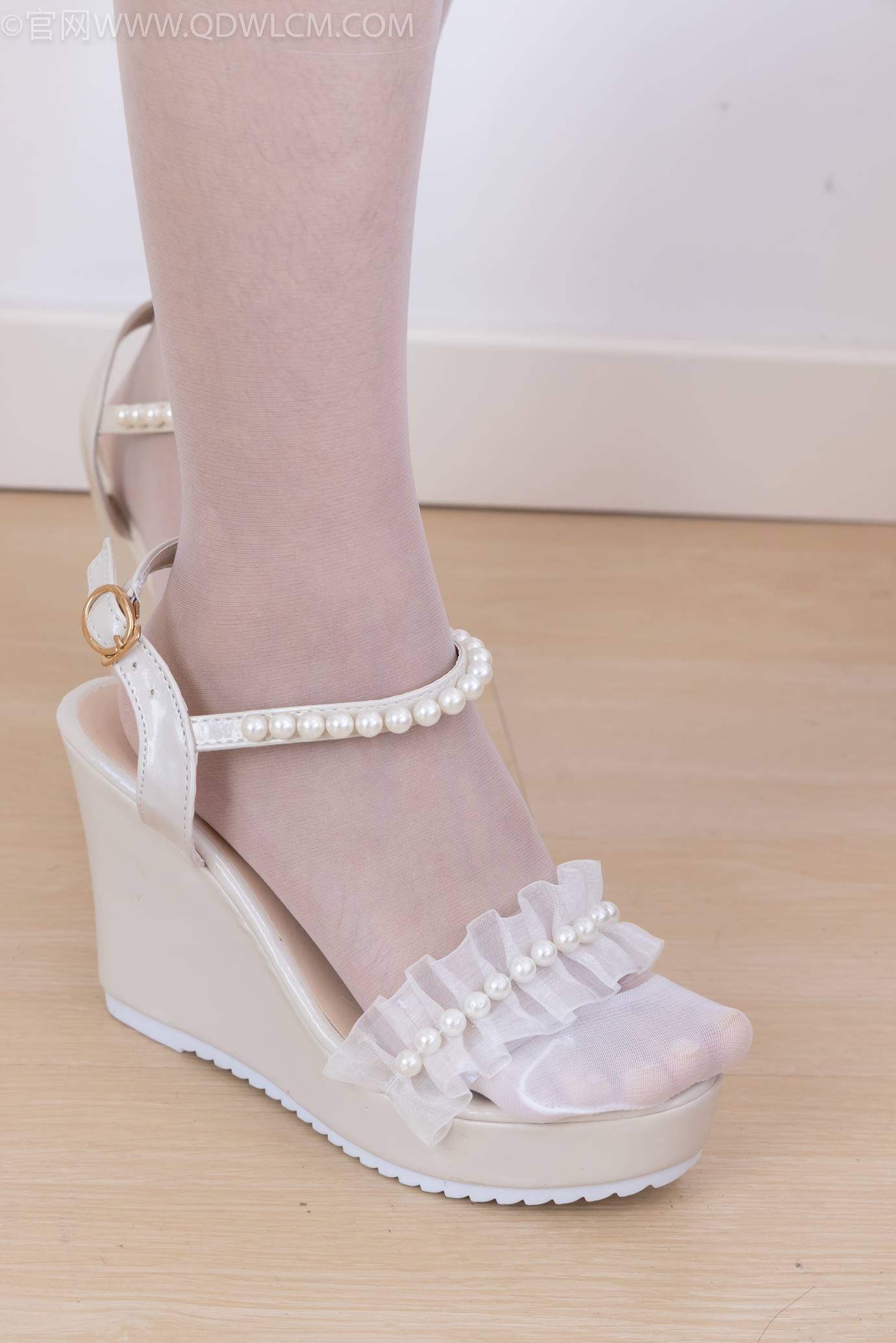 图片[21]-物恋传媒 NO.2310 岚岚-两双高跟凉鞋、薄白丝、薄黑丝、裸足[134] – 速更版-美库