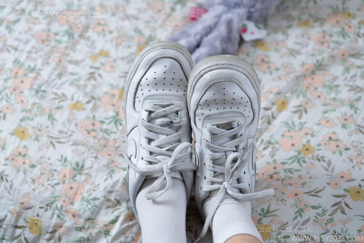 图片[16]-甜予摄影 NO.138 土豆-板鞋、白棉袜、裸足[136P] – 速更版-美库