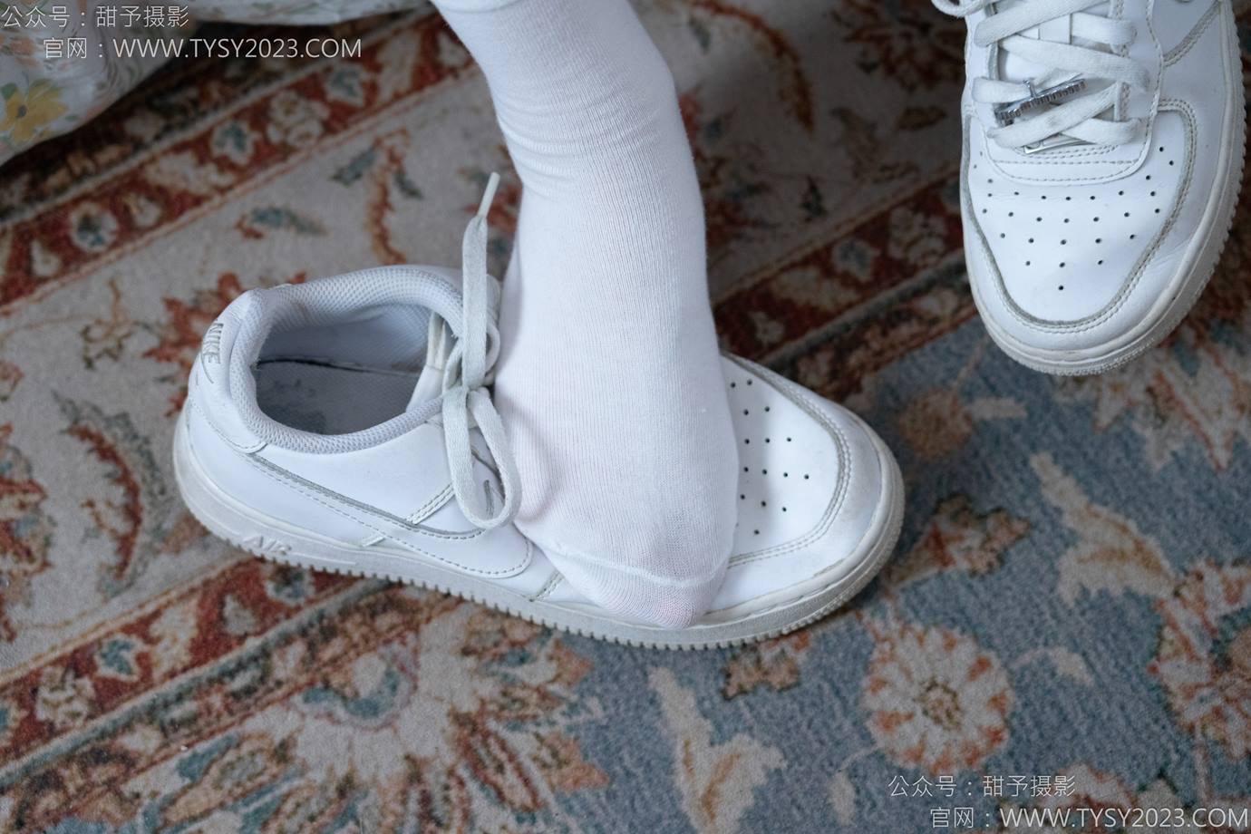 图片[40]-甜予摄影 NO.138 土豆-板鞋、白棉袜、裸足[136P] – 速更版-美库