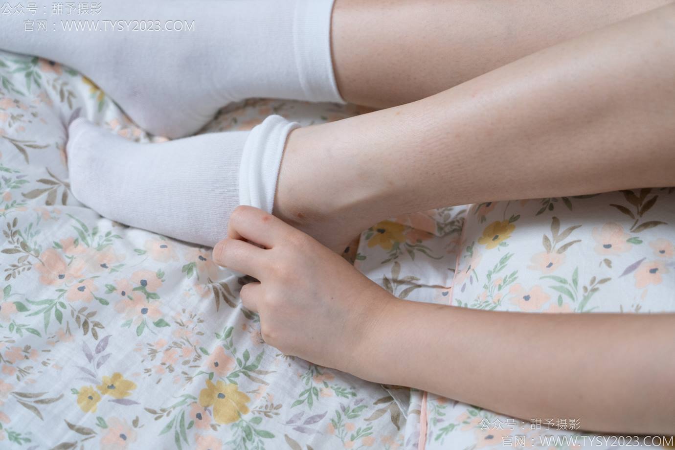 图片[86]-甜予摄影 NO.138 土豆-板鞋、白棉袜、裸足[136P] – 速更版-美库