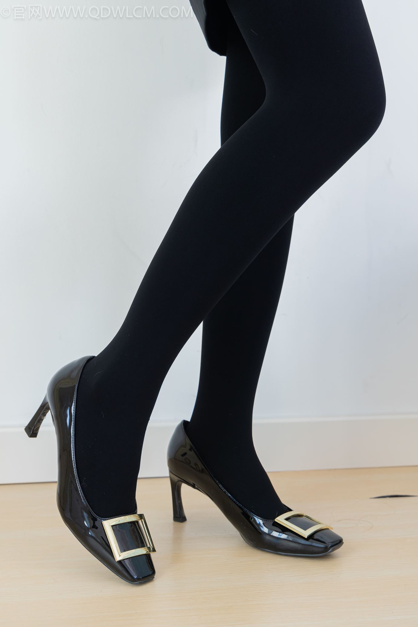 图片[10]-物恋传媒 NO.2318 菜菜-OL制服、高跟鞋、三双厚黑丝叠穿、袜腰展示[120P] – 速更版-美库