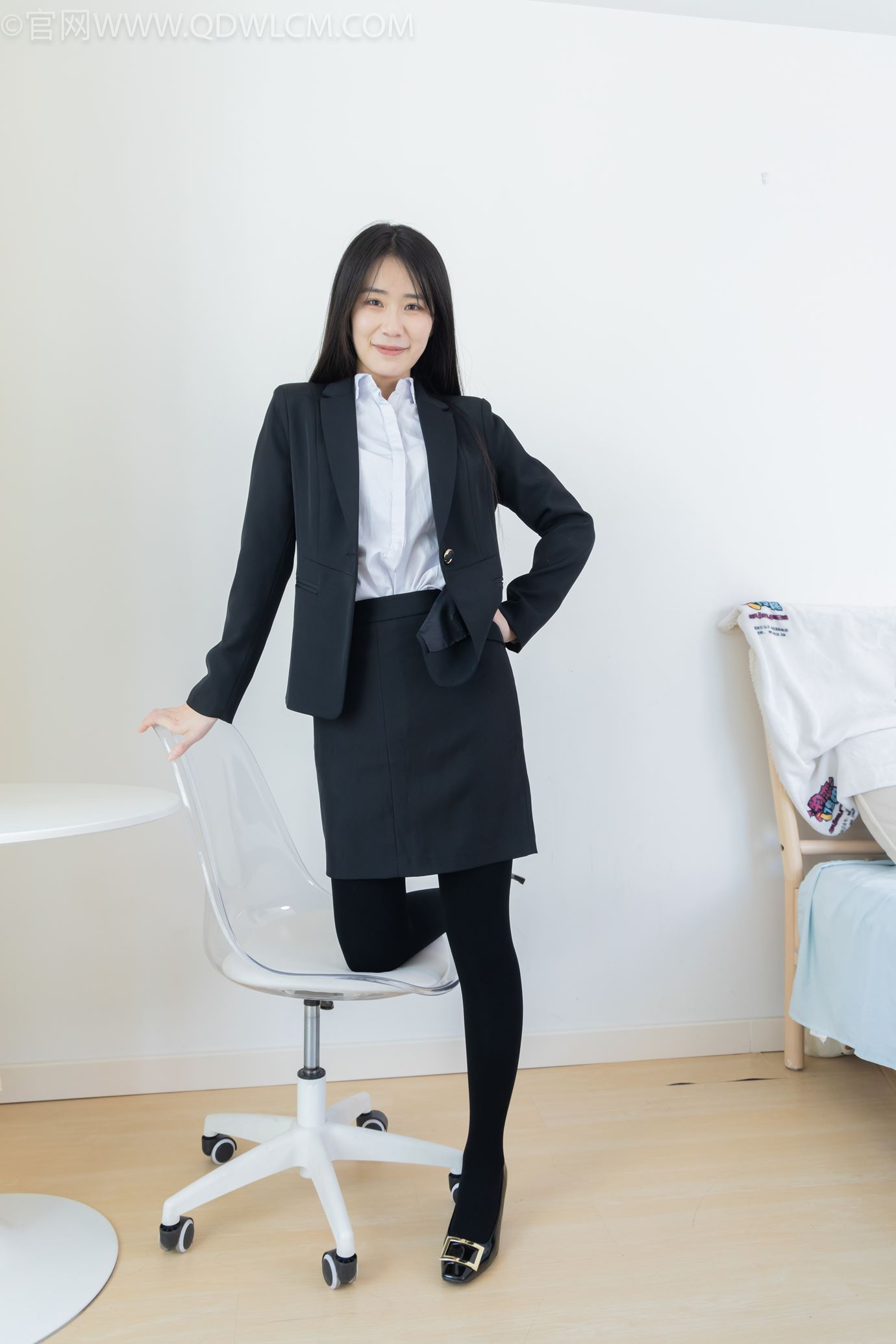 图片[20]-物恋传媒 NO.2318 菜菜-OL制服、高跟鞋、三双厚黑丝叠穿、袜腰展示[120P] – 速更版-美库