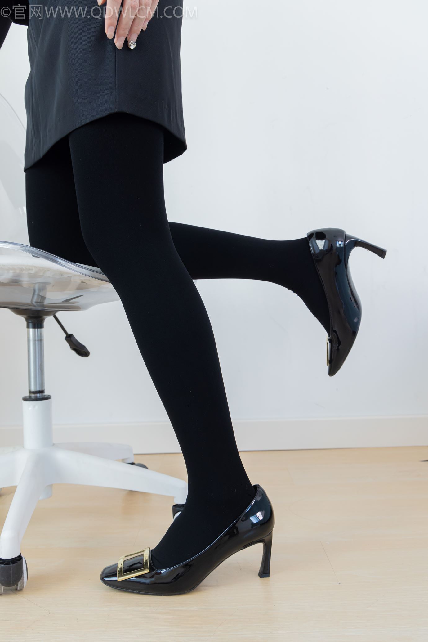 图片[21]-物恋传媒 NO.2318 菜菜-OL制服、高跟鞋、三双厚黑丝叠穿、袜腰展示[120P] – 速更版-美库