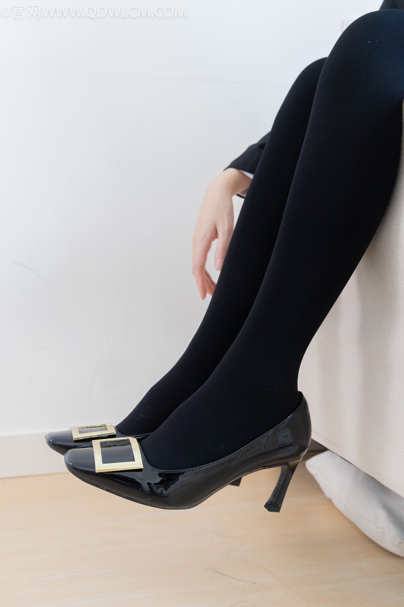 图片[35]-物恋传媒 NO.2318 菜菜-OL制服、高跟鞋、三双厚黑丝叠穿、袜腰展示[120P] – 速更版-美库