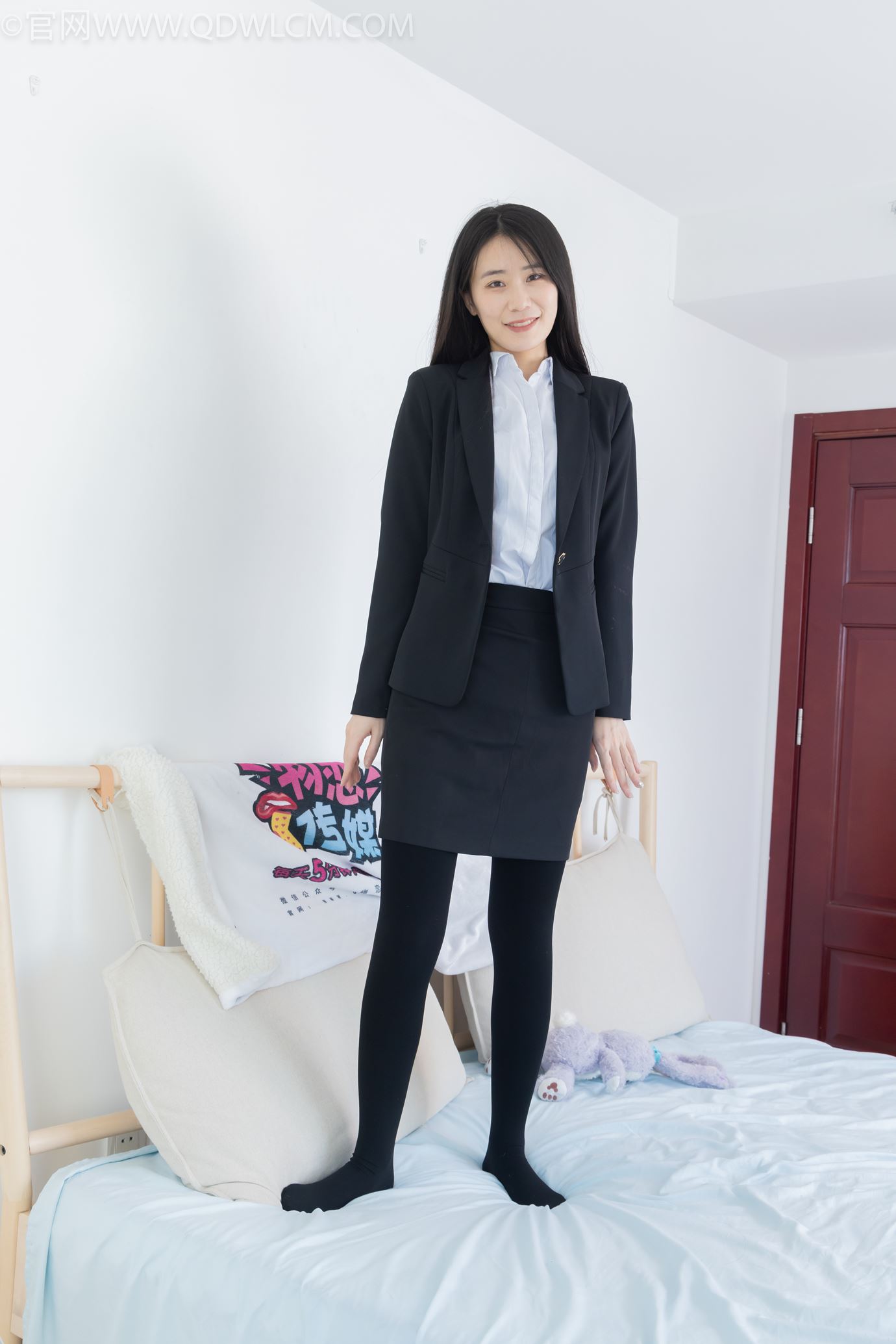 图片[50]-物恋传媒 NO.2318 菜菜-OL制服、高跟鞋、三双厚黑丝叠穿、袜腰展示[120P] – 速更版-美库