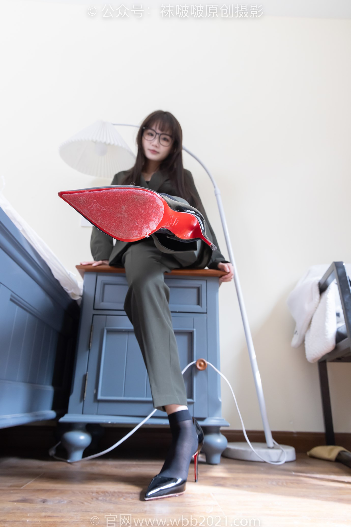 图片[10]-[BoBoSocks袜啵啵]NO.529 甜甜圈-高跟鞋、短黑丝、裸足、半蹲半脱袜子剧情[118P] – 速更版-美库