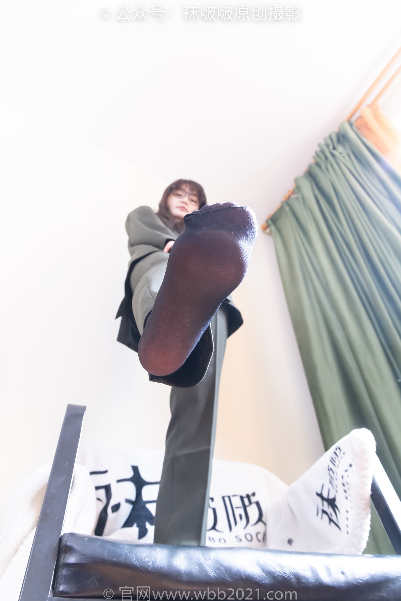 图片[11]-[BoBoSocks袜啵啵]NO.529 甜甜圈-高跟鞋、短黑丝、裸足、半蹲半脱袜子剧情[118P] – 速更版-美库