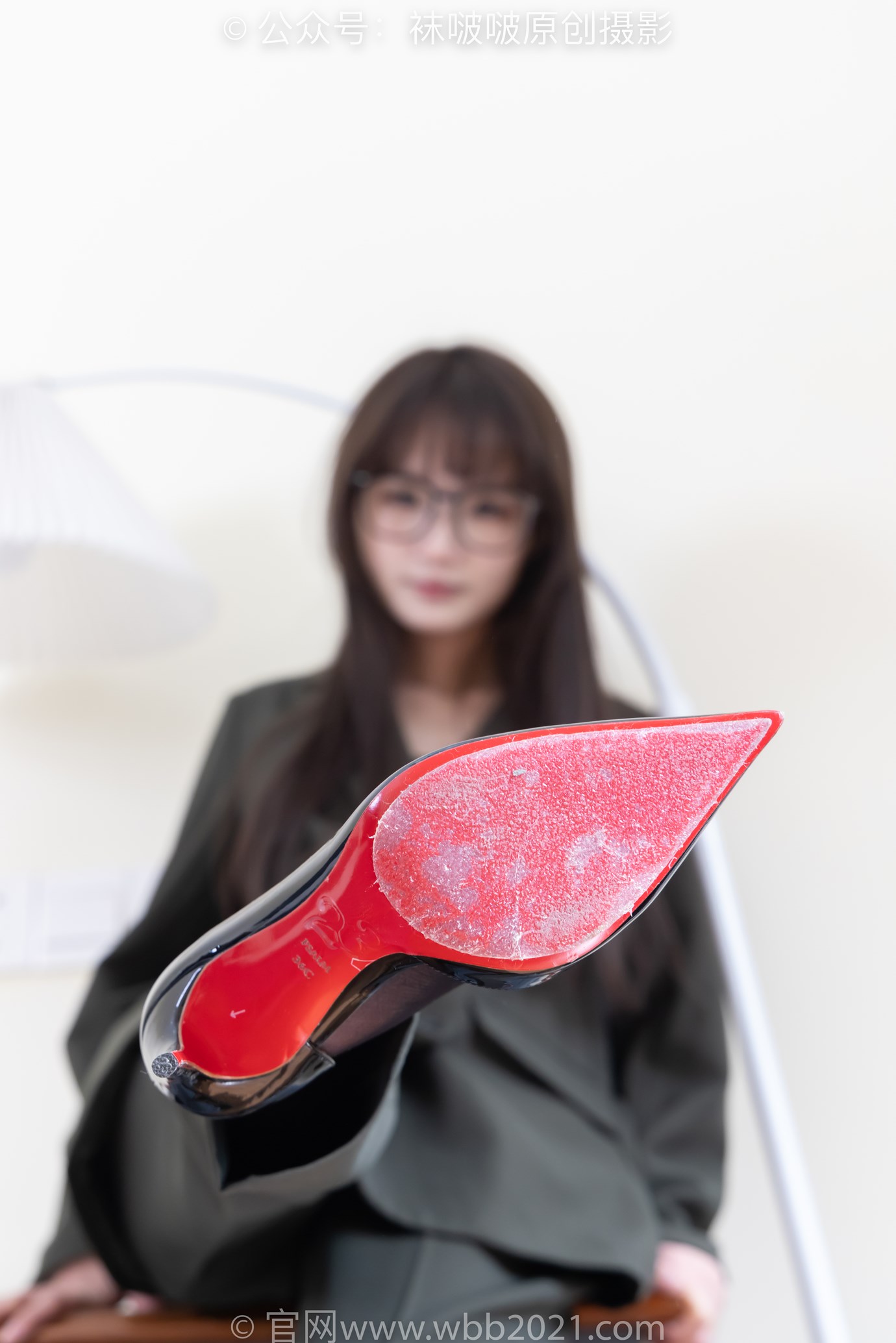 图片[17]-[BoBoSocks袜啵啵]NO.529 甜甜圈-高跟鞋、短黑丝、裸足、半蹲半脱袜子剧情[118P] – 速更版-美库