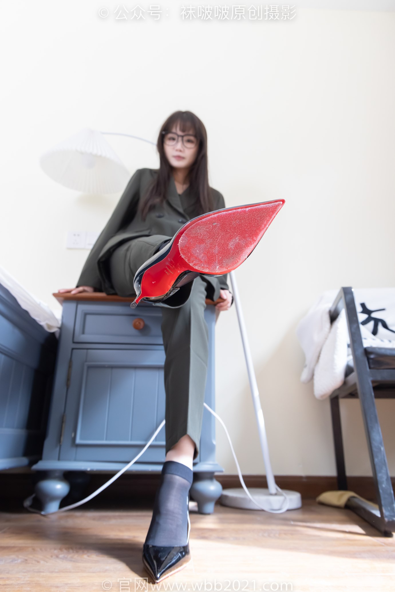 图片[18]-[BoBoSocks袜啵啵]NO.529 甜甜圈-高跟鞋、短黑丝、裸足、半蹲半脱袜子剧情[118P] – 速更版-美库