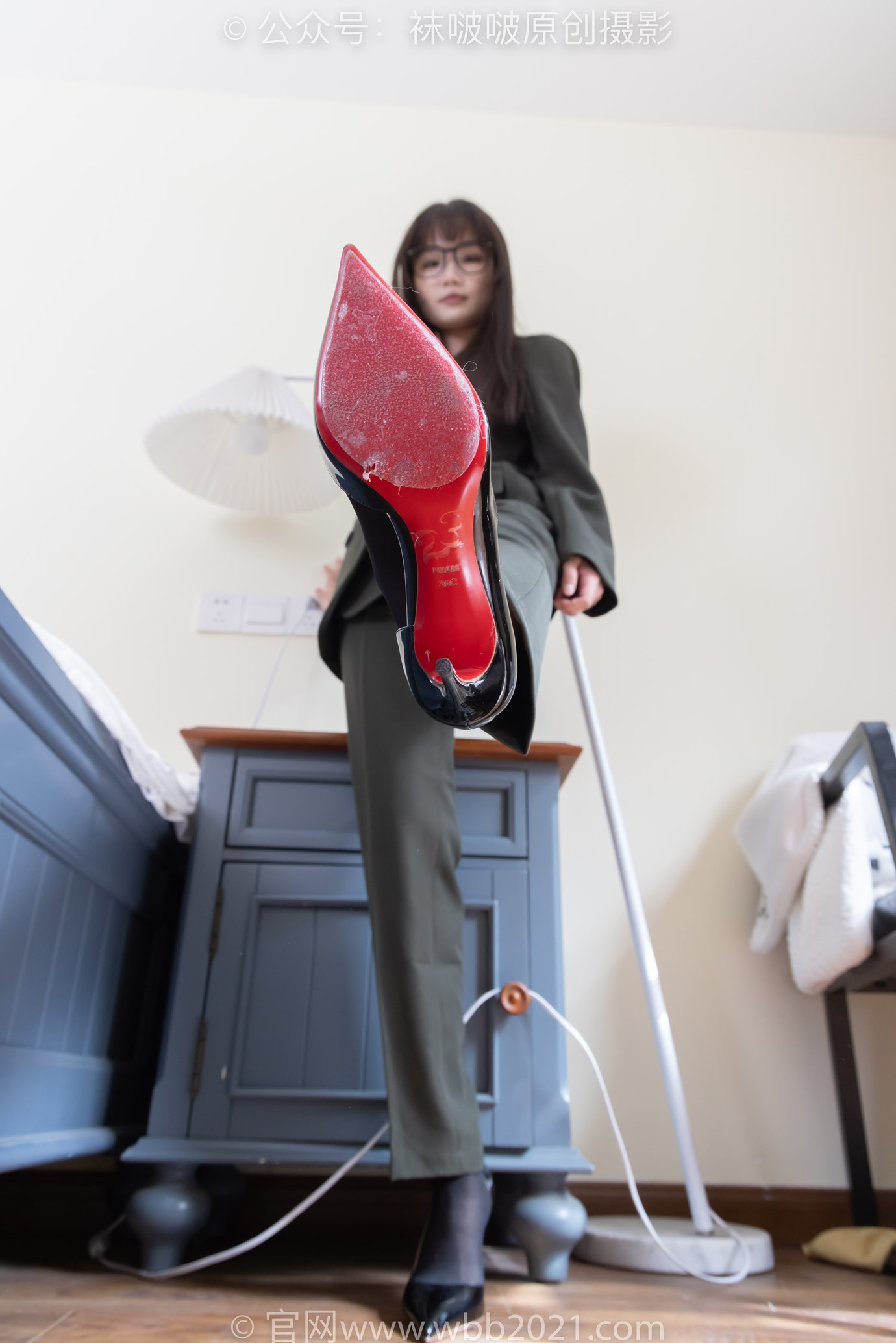 图片[25]-[BoBoSocks袜啵啵]NO.529 甜甜圈-高跟鞋、短黑丝、裸足、半蹲半脱袜子剧情[118P] – 速更版-美库