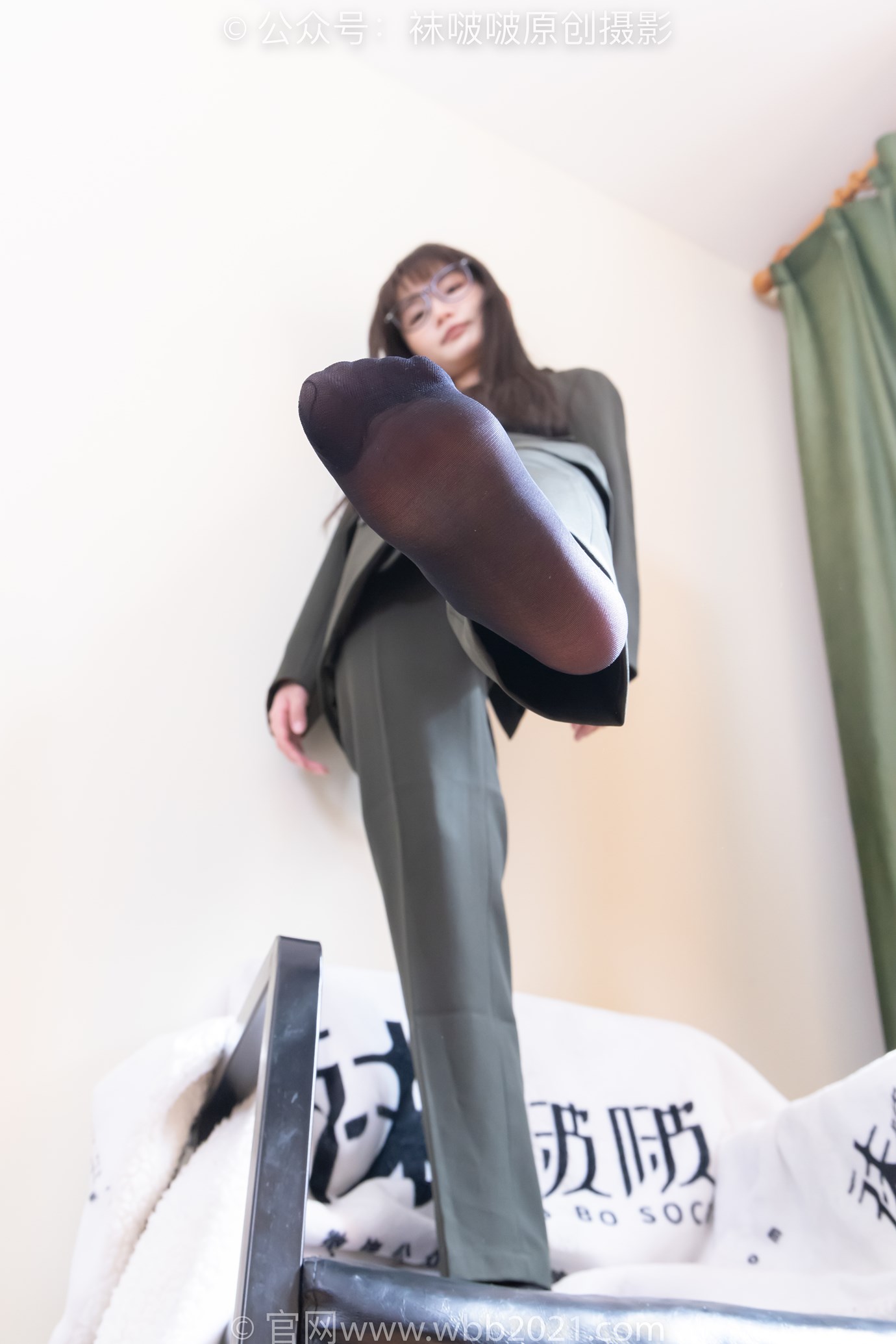 图片[50]-[BoBoSocks袜啵啵]NO.529 甜甜圈-高跟鞋、短黑丝、裸足、半蹲半脱袜子剧情[118P] – 速更版-美库