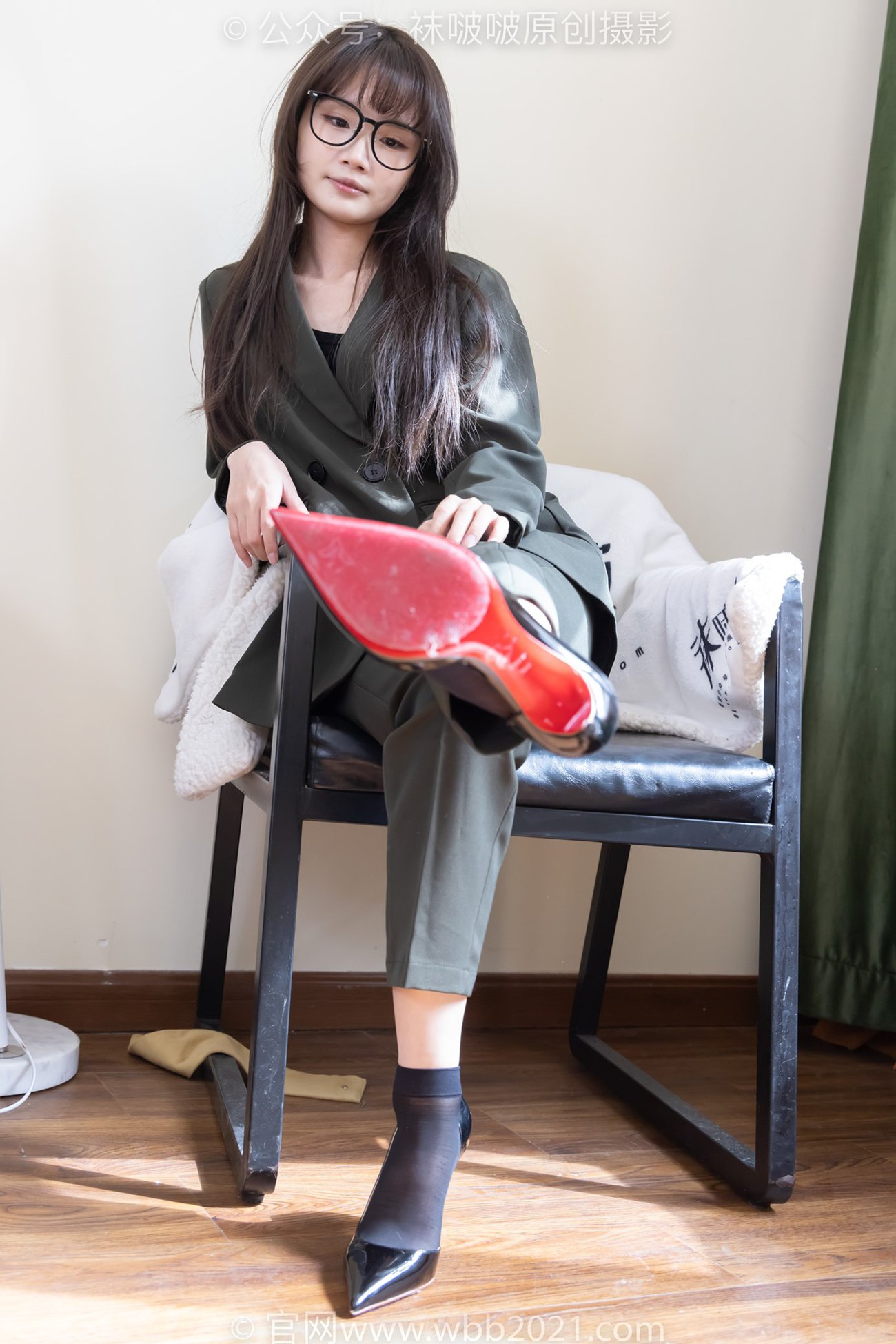 图片[114]-[BoBoSocks袜啵啵]NO.529 甜甜圈-高跟鞋、短黑丝、裸足、半蹲半脱袜子剧情[118P] – 速更版-美库