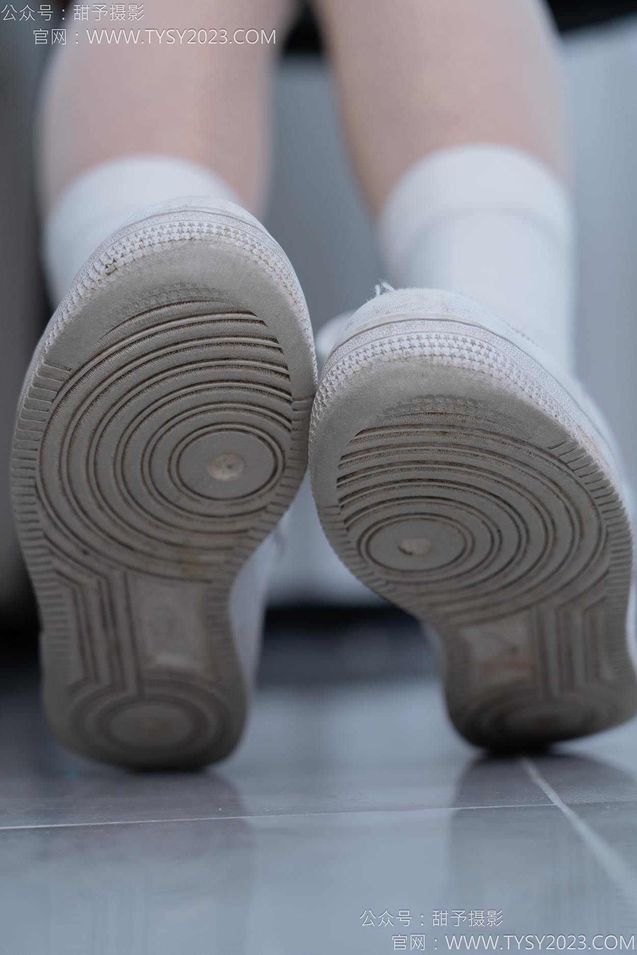 图片[17]-甜予摄影 NO.152 咻咻-板鞋、白棉袜、薄肉丝[130P] – 速更版-美库