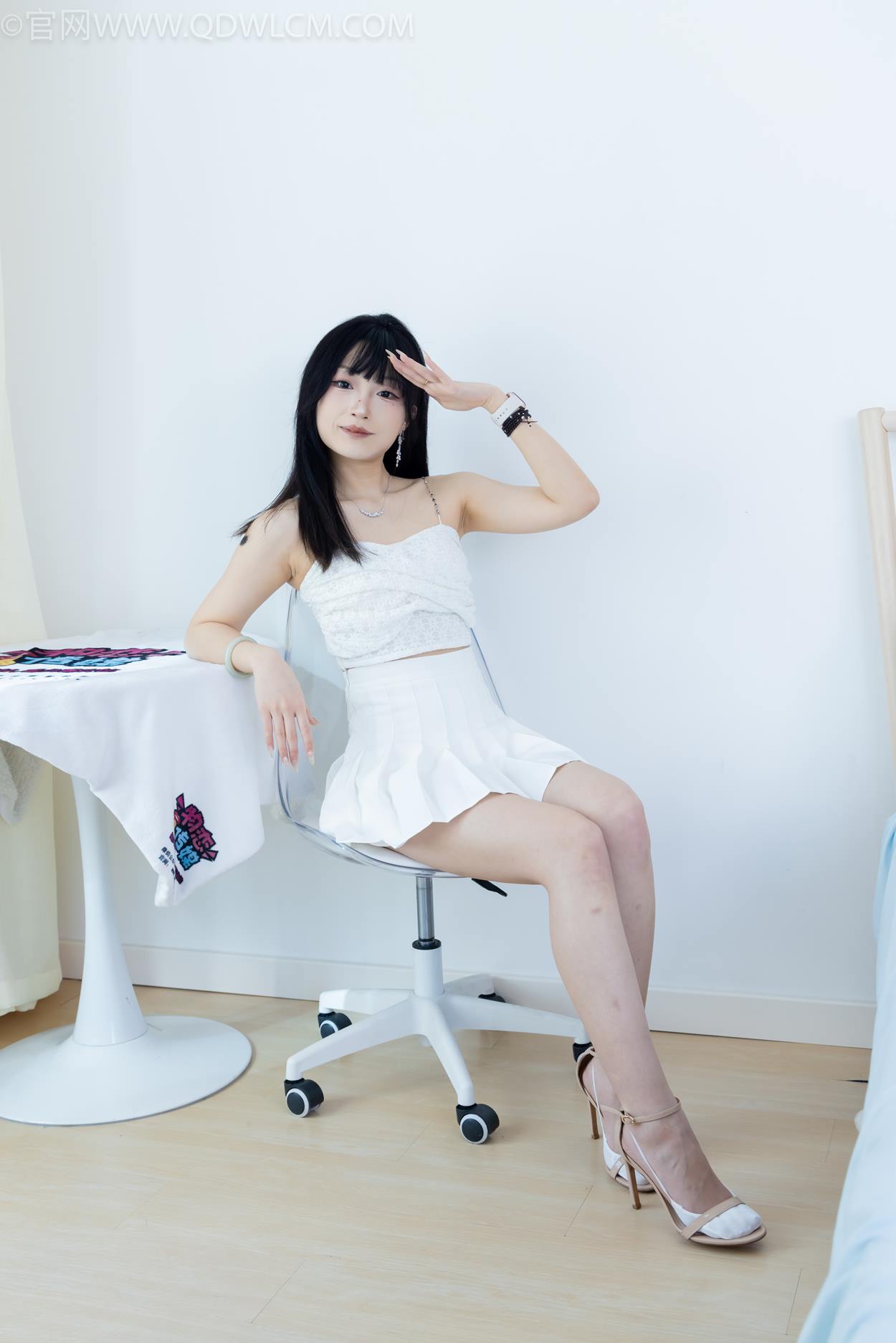 图片[16]-物恋传媒 NO.2325 嘟嘟-透明高跟鞋、高跟凉鞋、白船袜、裸足[156P] – 速更版-美库