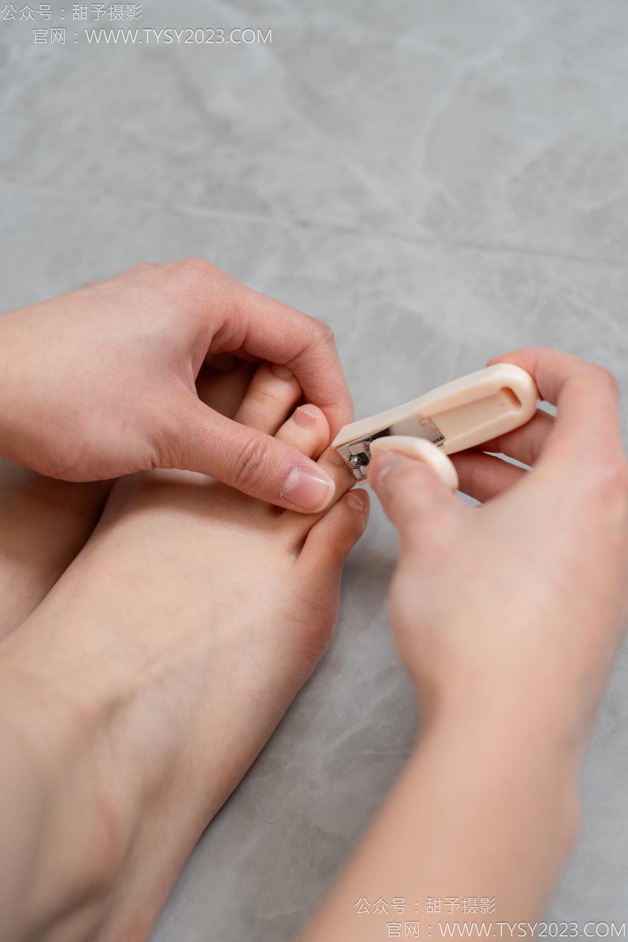 图片[31]-甜予摄影 NO.153 诺诺-凉鞋、棉袜、裸足、泡脚剪指甲剧情[102P] – 速更版-美库