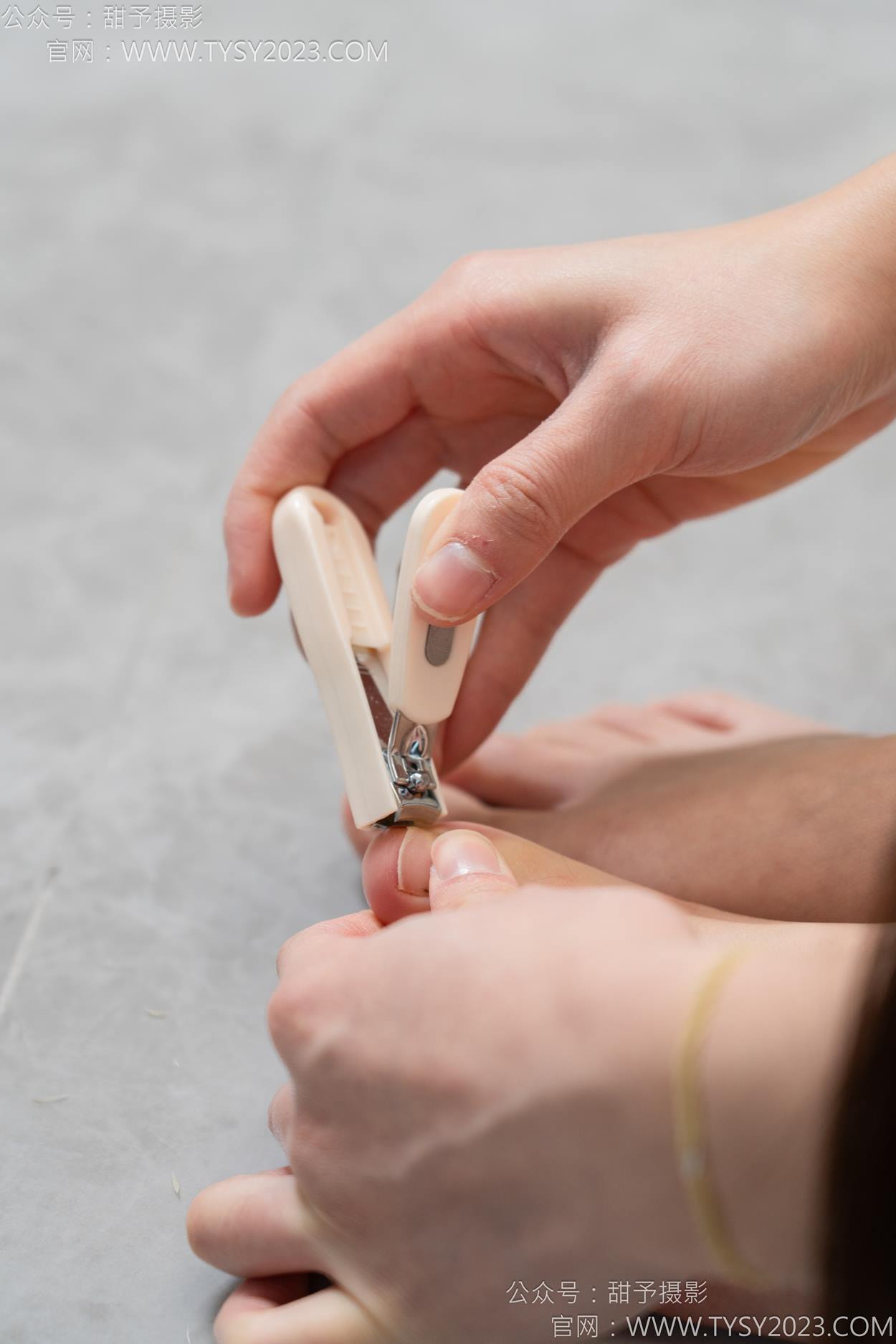 图片[49]-甜予摄影 NO.153 诺诺-凉鞋、棉袜、裸足、泡脚剪指甲剧情[102P] – 速更版-美库