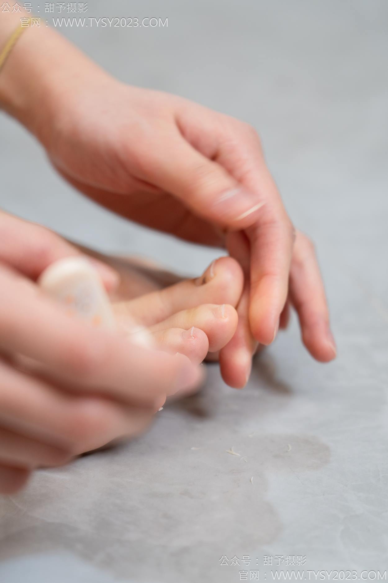 图片[65]-甜予摄影 NO.153 诺诺-凉鞋、棉袜、裸足、泡脚剪指甲剧情[102P] – 速更版-美库