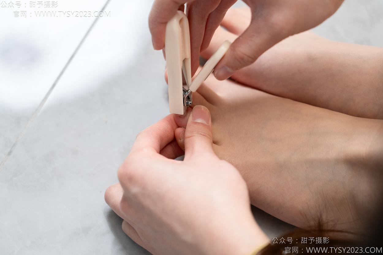 图片[78]-甜予摄影 NO.153 诺诺-凉鞋、棉袜、裸足、泡脚剪指甲剧情[102P] – 速更版-美库
