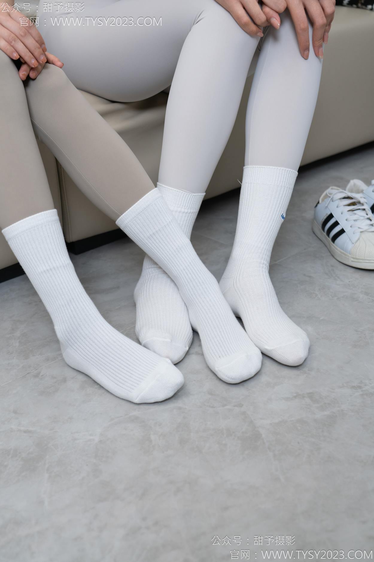 图片[17]-甜予摄影 NO.157 澜澜咖啡豆-帆布鞋、板鞋、白棉袜、薄黑丝、薄肉丝[104P] – 速更版-美库