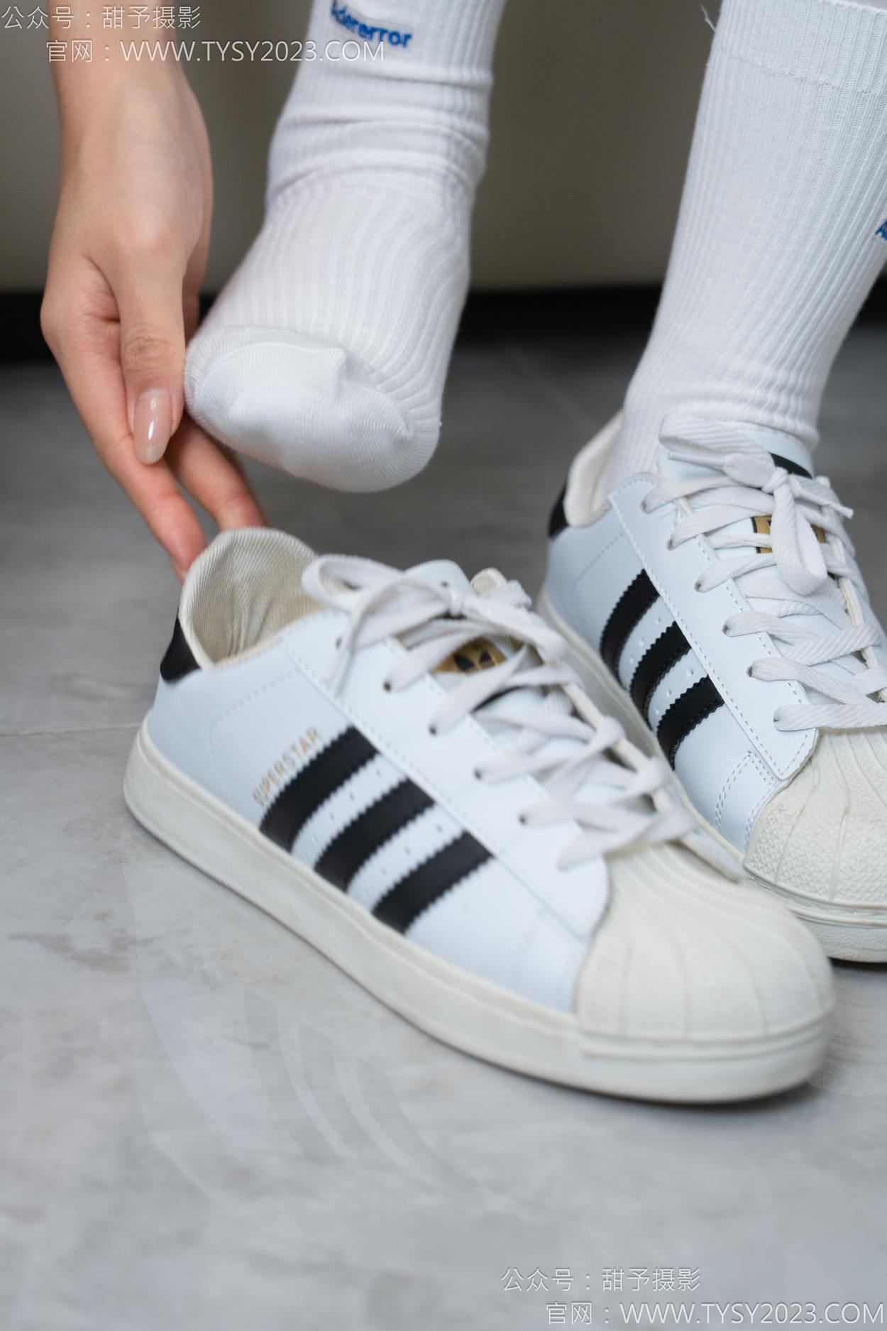 图片[23]-甜予摄影 NO.157 澜澜咖啡豆-帆布鞋、板鞋、白棉袜、薄黑丝、薄肉丝[104P] – 速更版-美库