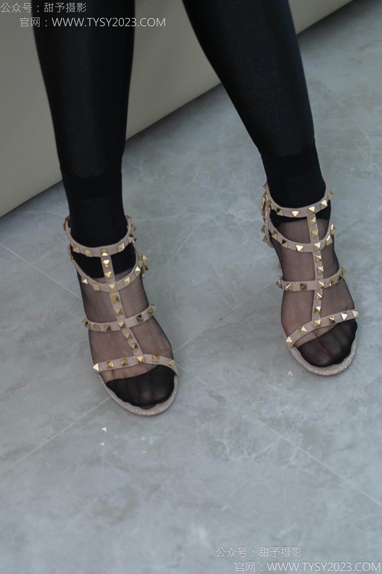 图片[24]-甜予摄影 NO.158 梦梦-高跟鞋、短肉丝、短黑丝、裸足[130P] – 速更版-美库