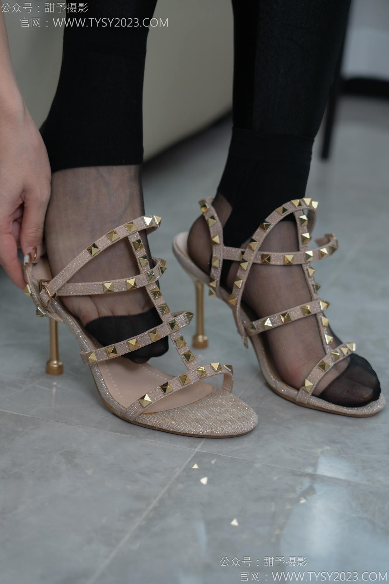 图片[28]-甜予摄影 NO.158 梦梦-高跟鞋、短肉丝、短黑丝、裸足[130P] – 速更版-美库