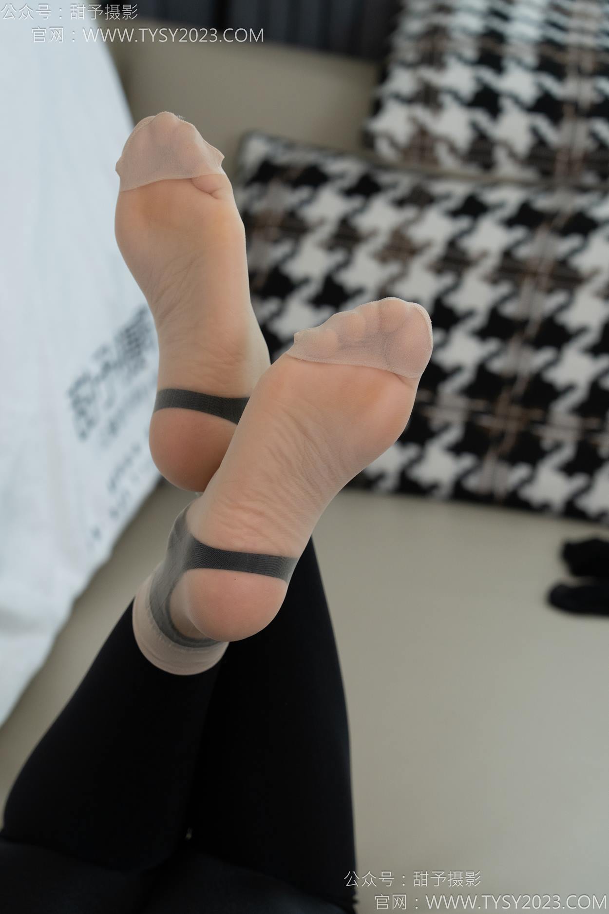 图片[111]-甜予摄影 NO.158 梦梦-高跟鞋、短肉丝、短黑丝、裸足[130P] – 速更版-美库