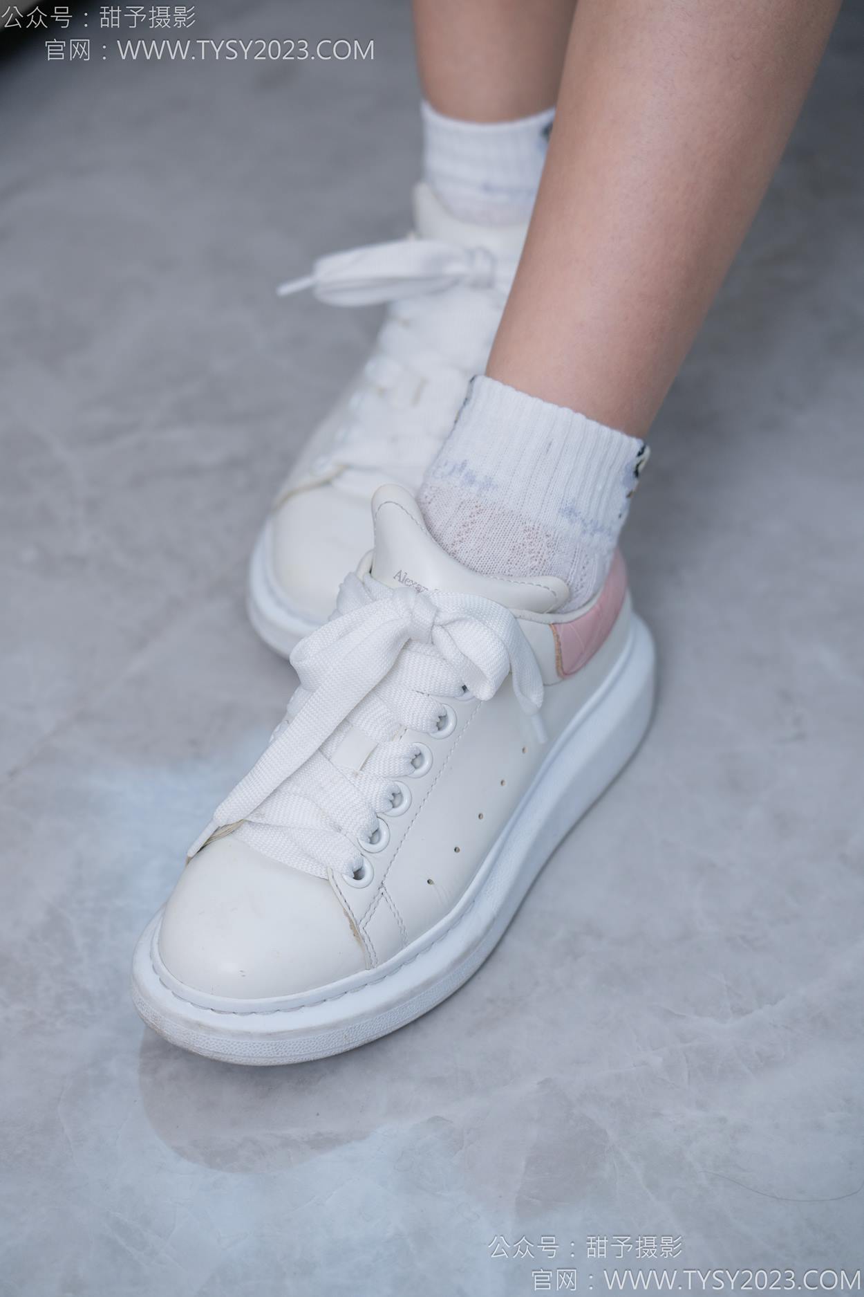 图片[17]-甜予摄影 NO.165 贝壳-板鞋、白棉袜、裸足[100P] – 速更版-美库