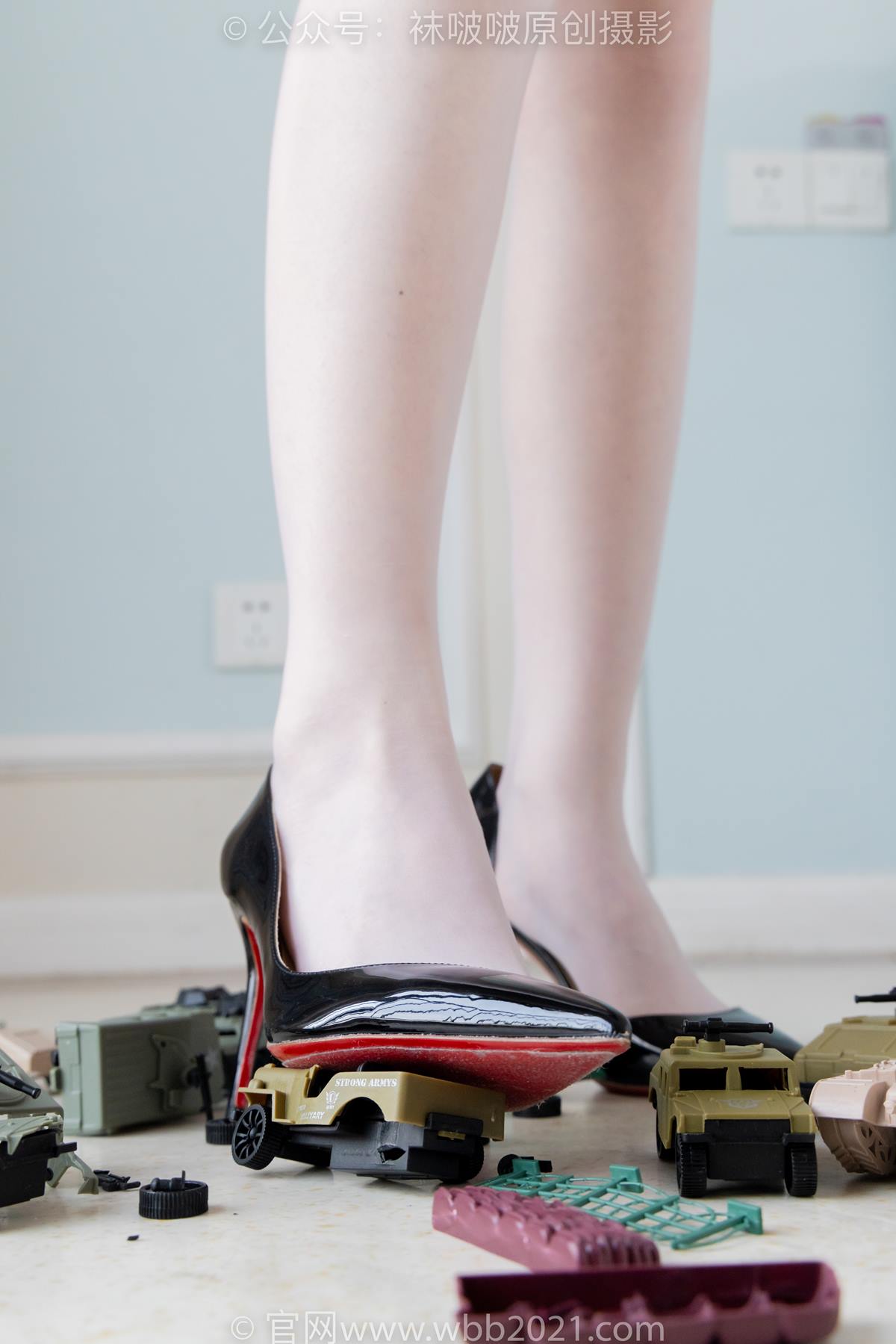 图片[25]-[BoBoSocks袜啵啵]NO.544 甜甜圈-高跟鞋、油亮薄白丝、裸足、踩小人和奶油泡芙剧情[140P] – 速更版-美库