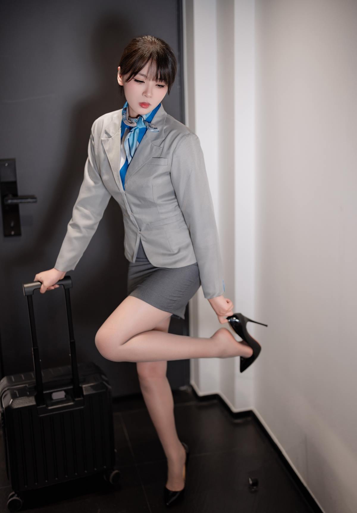 图片[21]-轩萧学姐  空姐室内灰丝[25P] – 速更版-美库