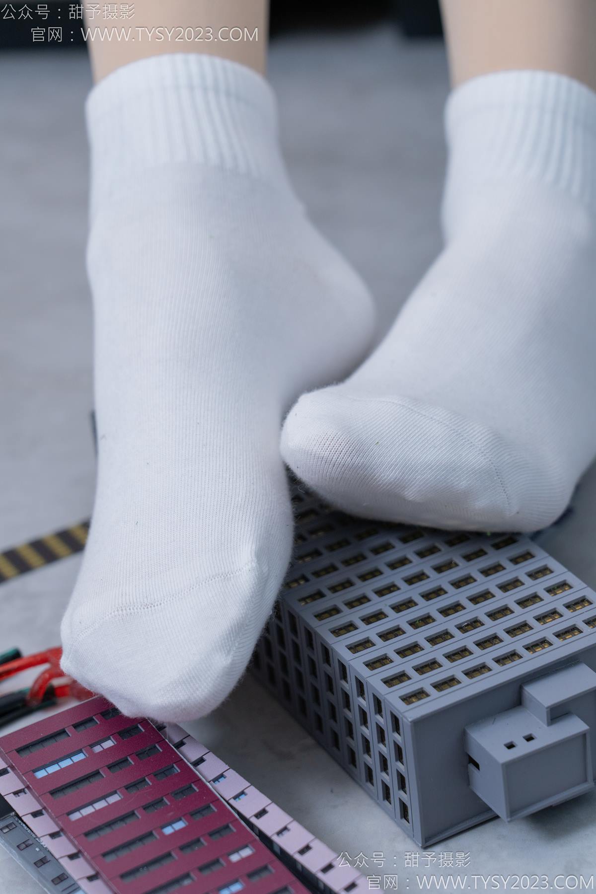 图片[35]-甜予摄影 NO.182 珞珞-板鞋、白棉袜、厚肉丝、小人国剧情[104P] – 速更版-美库